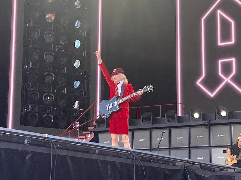 Gegen 20.15 betreten AC/DC die Bühne auf dem Cannstatter Wasen, wie hier Gitarrist Angus Young.