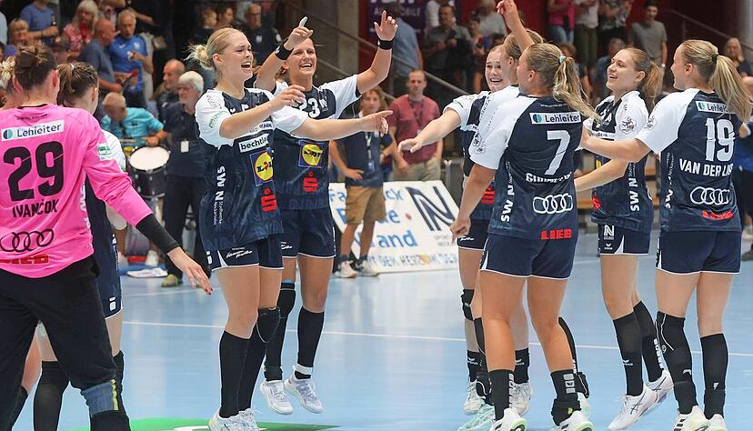 Nicht überschwänglich, aber doch freudestrahlend jubelte die Neckarsulmer Mannschaft um Kim Hinkelmann und Munia Smits (links) über den ersten Bundesliga-Sieg der Saison. Die Sport-Union kletterte dadurch auf Tabellenplatz acht. Nicht überschwänglich, aber doch freudestrahlend jubelte die Neckarsulmer Mannschaft um Kim Hinkelmann und Munia Smits (links) über den ersten Bundesliga-Sieg der Saison. Die Sport-Union kletterte dadurch auf Tabellenplatz acht.