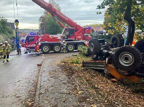 Der Unimog-Oldtimer muss von der Feuerwehr mit einem Kran geborgen werden.
