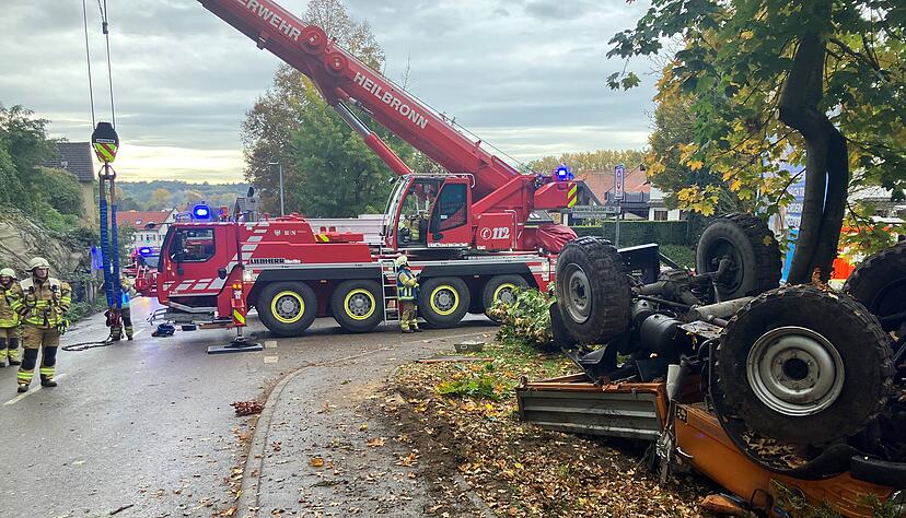 Der Unimog-Oldtimer muss von der Feuerwehr mit einem Kran geborgen werden.