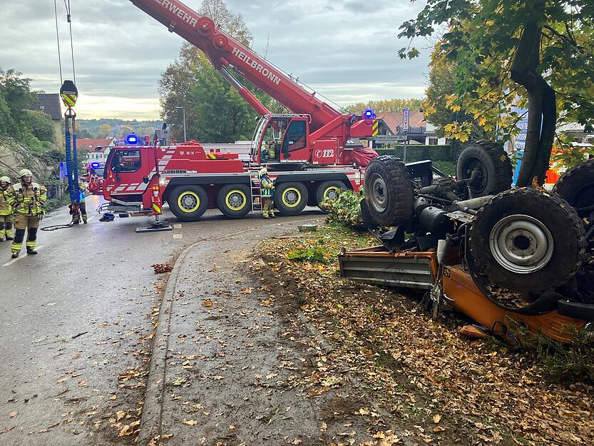 Der Unimog-Oldtimer muss von der Feuerwehr mit einem Kran geborgen werden.