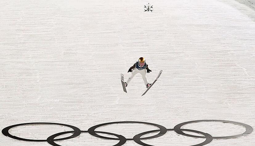 Für Favoritin Nika Prevc reichte es von der Großschanze nur für Bronze. Für Favoritin Nika Prevc reichte es von der Großschanze nur für Bronze.