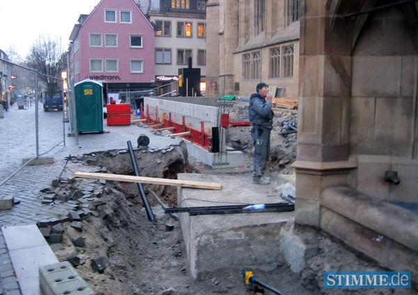 30.11.2011: An der Südseite der Kilianskirche sorgt eine Betonmauer für Aufsehen.