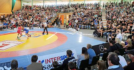Ringer-Duell in der voll besetzten R&ouml;merhalle.