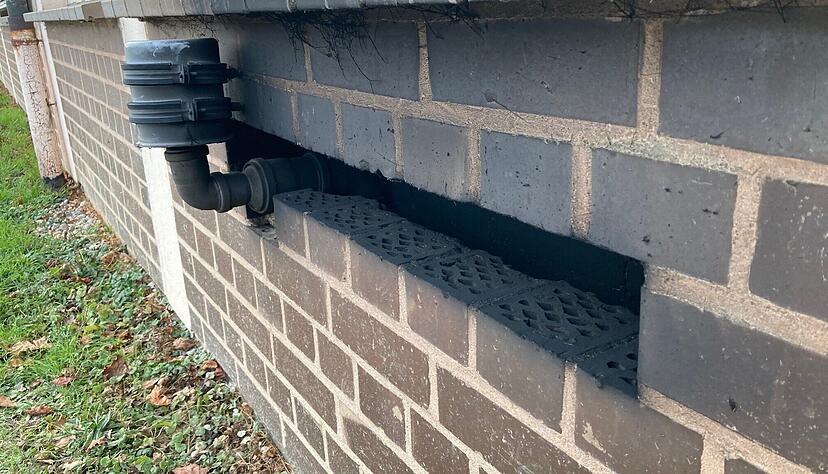 An diesem L&uuml;ftungsschacht der Grundschule Obergimpern sind noch Ru&szlig;spuren zu sehen, die Folge des Heizungsbrands sind.
Foto: Adrian Hoffmann