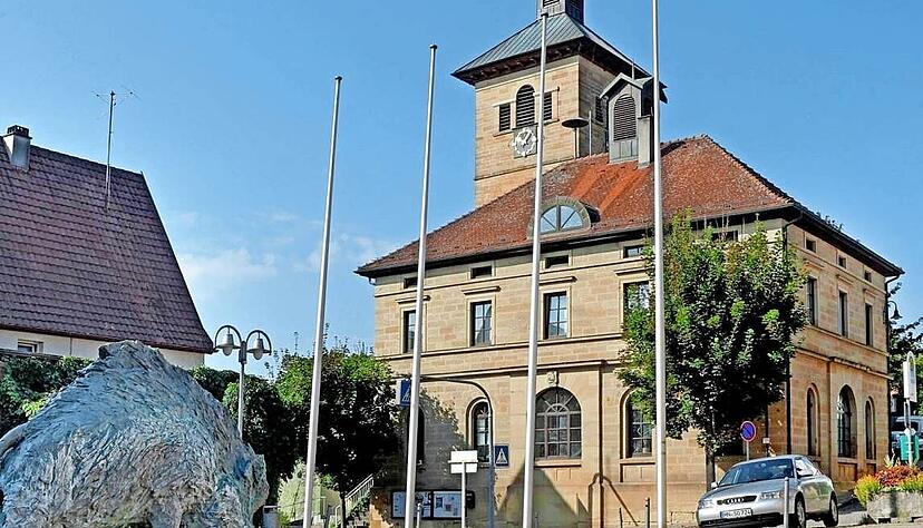 Das Eberstädter Rathaus soll neue Fenster und Türen bekommen – finanziert mit einem Zuschuss aus dem Landessanierungsprogramm. Das Eberstädter Rathaus soll neue Fenster und Türen bekommen – finanziert mit einem Zuschuss aus dem Landessanierungsprogramm.