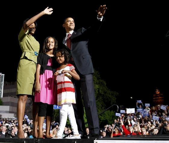 Obama wird erster schwarzer US-Pr&auml;sident - hier mit seiner Frau Michelle (l) und seinen Kindern Malia und Sasha