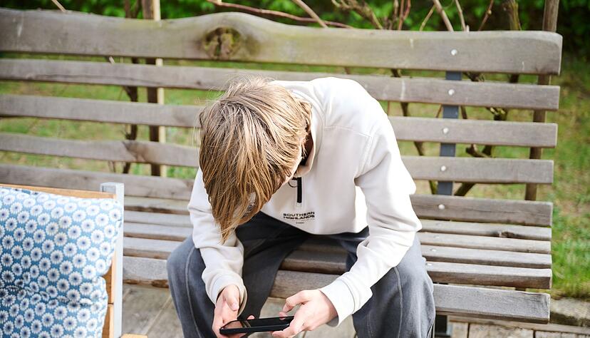 Australien setzt mit einem Social-Media-Verbot f&uuml;r Unter-16-J&auml;hrige weltweit ein Zeichen: Die Debatte um Altersgrenzen gewinnt an Fahrt.