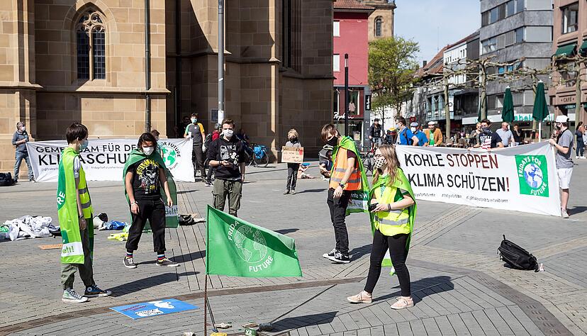 Mit Mundschutz und Mindestabstand haben Fridays-for-Future-Aktivisten eine Kundgebung für den Klimaschutz organisiert.
Foto: Andreas Veigel