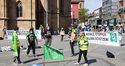 Mit Mundschutz und Mindestabstand haben Fridays-for-Future-Aktivisten eine Kundgebung für den Klimaschutz organisiert.
Foto: Andreas Veigel