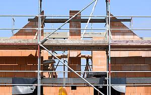 Der Rohbau steht, das Dach fehlt: Wenn die Baufirma während des Hausbaus pleitegeht, passiert oft monatelang nichts. Der Rohbau steht, das Dach fehlt: Wenn die Baufirma während des Hausbaus pleitegeht, passiert oft monatelang nichts.