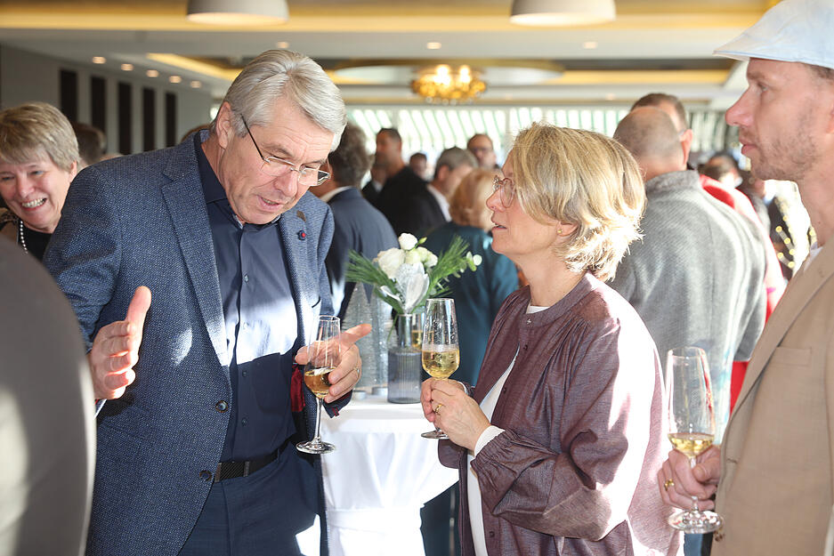 Zahlreiche Gäste aus der gesamten Region nutzten die Gelegenheit zum Austausch über gesellschaftliche Themen. Zahlreiche Gäste aus der gesamten Region nutzten die Gelegenheit zum Austausch über gesellschaftliche Themen.