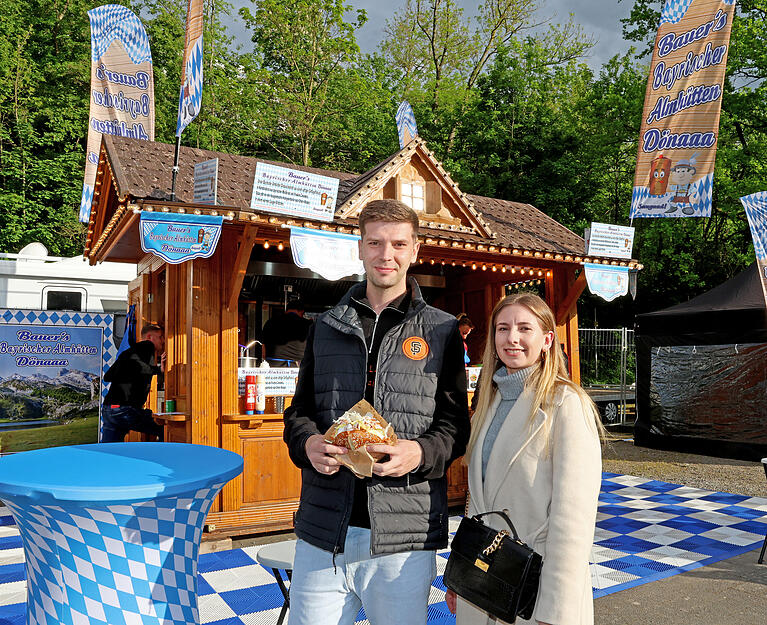 Anton und Mara aus Mosbach essen einen Almh&uuml;tten D&ouml;ner.