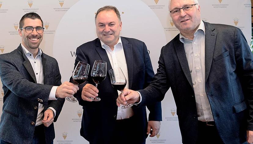 Dietrich Rembold, neuer Präsident des Weinbauverbands Württemberg (Mitte) zusammen mit Verbandsgeschäftsführer Hermann Morast (links) und Vizepräsident Bernhard Idler. Foto: Mario Berger Dietrich Rembold, neuer Präsident des Weinbauverbands Württemberg (Mitte) zusammen mit Verbandsgeschäftsführer Hermann Morast (links) und Vizepräsident Bernhard Idler. Foto: Mario Berger