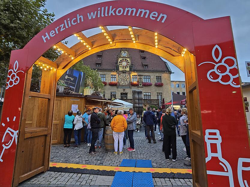 Viele Heilbronner und Auswärtige strömten am Dienstagabend auf das Weindorf am Marktplatz.