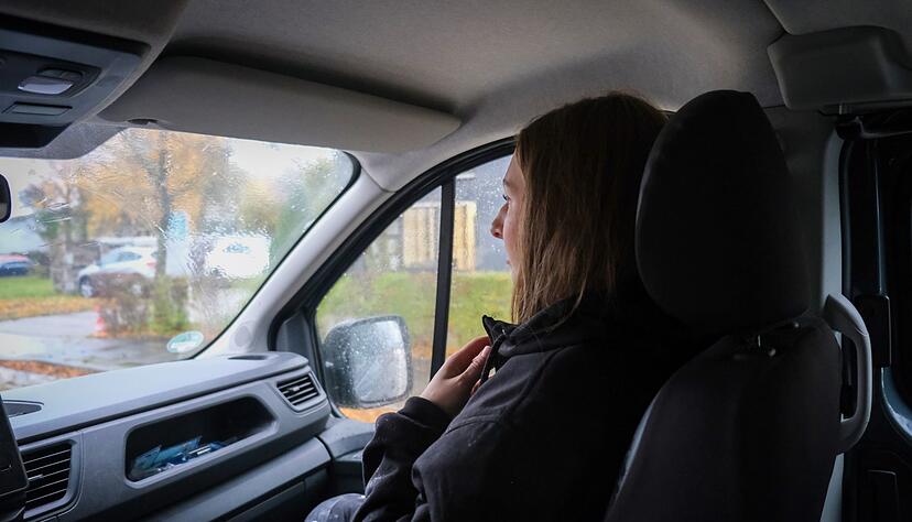 Auf dem Weg zur Baustelle: Celine Köster, angehende Fliesen-, Platten und Mosaiklegerin, hat dort schon früh die Zusammenarbeit mit anderen Gewerken kennengelernt.