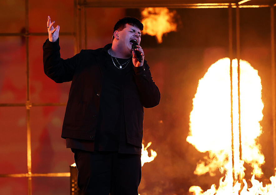 Isaak aus Deutschland tritt mit dem Titel "Always On The Run" auf der Bühne beim Finale des Eurovision Song Contest. Mit Platz 12 scheint der deutsche ESC-Fluch gebrochen. Isaak aus Deutschland tritt mit dem Titel "Always On The Run" auf der Bühne beim Finale des Eurovision Song Contest. Mit Platz 12 scheint der deutsche ESC-Fluch gebrochen.