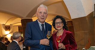 Die auserkorene Rednerin des Abends, B&auml;rbel G. Renner, und Oberb&uuml;rgermeister Harry Mergel beim Heilbronner Hasenmahl: Die Gesch&auml;ftsf&uuml;hrerin der Dieter-Schwarz-Stiftung hielt die Festrede.