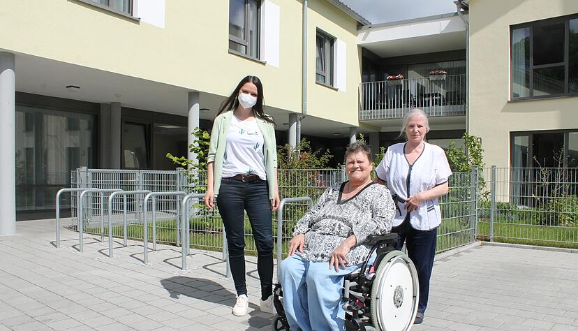 Besuch im Alexander-Stift: Die Bewohnerinnen Renate Föhre (v.r.) und Gerlinde Christoustum fühlen sich trotz Pandemie sicher und von Heimleiterin Tatjana Panina und ihrem Team gut betreut.
Foto: Friedhelm Römer Besuch im Alexander-Stift: Die Bewohnerinnen Renate Föhre (v.r.) und Gerlinde Christoustum fühlen sich trotz Pandemie sicher und von Heimleiterin Tatjana Panina und ihrem Team gut betreut.
Foto: Friedhelm Römer