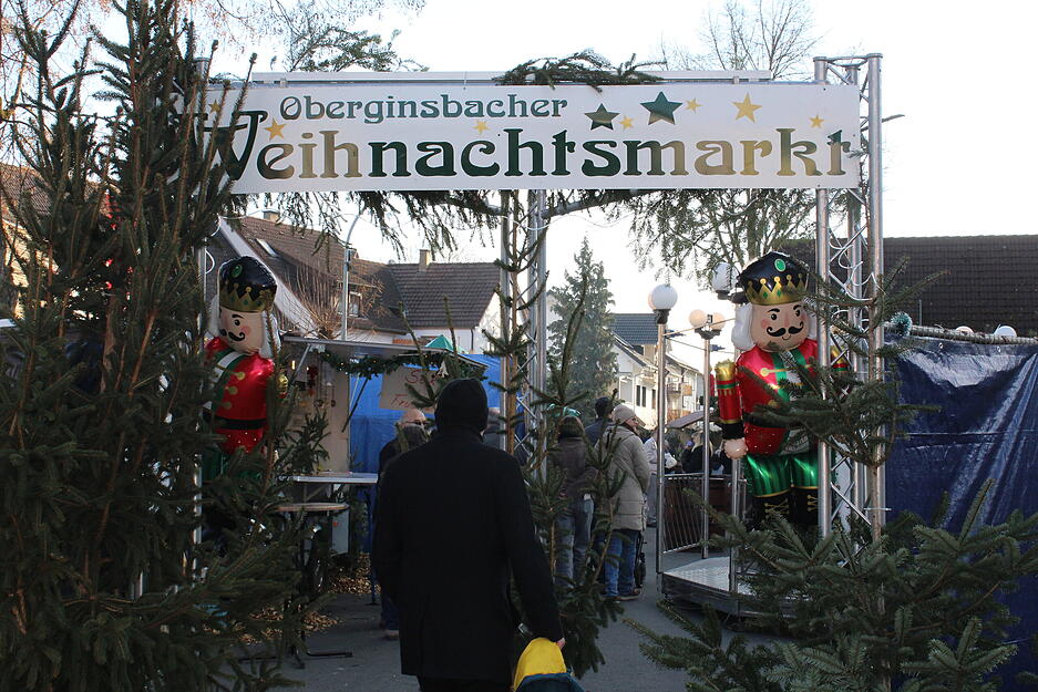 Liebevoll dekorierte Marktstände sorgen für festliche Weihnachtsstimmung im Dorfzentrum. Liebevoll dekorierte Marktstände sorgen für festliche Weihnachtsstimmung im Dorfzentrum.