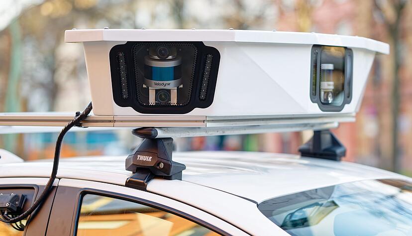 Auf dem Dach des Autos sind Kameras montiert. (Symbolbild)