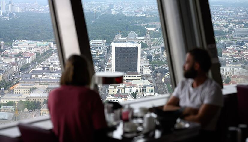 Miriam und Daniel aus Südtirol frühstücken im Restaurant vom Berliner Fernsehturm. Miriam und Daniel aus Südtirol frühstücken im Restaurant vom Berliner Fernsehturm.