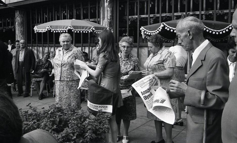 Extrablatt der Heilbronner Stimme. Die Besucher des Weindorfs informieren sich über den Anschlag in München am 5. September 1972. Als Reaktion auf das Massaker während der Olympischen Spiele bleiben am 6. September das Weindorf auf dem Heilbronner Marktplatz und das Herbst-Zelt auf der Theresienwiese geschlossen.