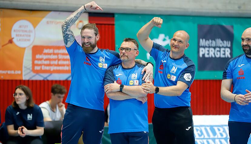 Das Trio, das im Vorjahr den Weg zum Neckarsulmer Klassenerhalt ebnete: Trainer Mart Aalderink, Torwart-Trainer Oliver Rieth und Fitnesstrainer Mike Vogelgesang (von links) freuten sich im Mai 2023 nach dem Sieg gegen Sachsen Zwickau. Das Trio, das im Vorjahr den Weg zum Neckarsulmer Klassenerhalt ebnete: Trainer Mart Aalderink, Torwart-Trainer Oliver Rieth und Fitnesstrainer Mike Vogelgesang (von links) freuten sich im Mai 2023 nach dem Sieg gegen Sachsen Zwickau.