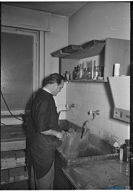 Im Fotolabor der Heilbronner Stimme 1957. Im Fotolabor der Heilbronner Stimme 1957.