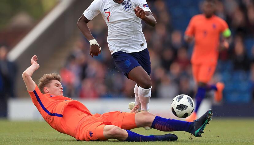 Englands Arvin Appiah (oben) und Ramon Hendriks von den Niederlanden kämpfen um den Ball. Englands Arvin Appiah (oben) und Ramon Hendriks von den Niederlanden kämpfen um den Ball.