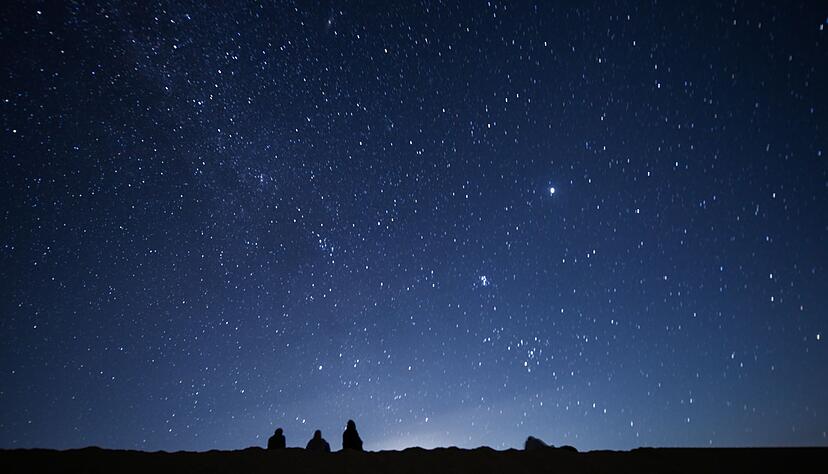Dunkle Standorte fernab von Lichtverschmutzung sind ideal für Astrofotografie mit dem Smartphone.