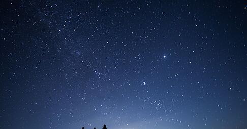 Dunkle Standorte fernab von Lichtverschmutzung sind ideal für Astrofotografie mit dem Smartphone.