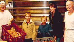 Morgens kurz nach f&uuml;nf (von links): B&auml;ckermeister Ulrich Ehmann, Veronika Gundel mit Marlon und Linus sowie B&auml;ckermeister Herbert Ehmann.Foto: Manfred M&uuml;ller