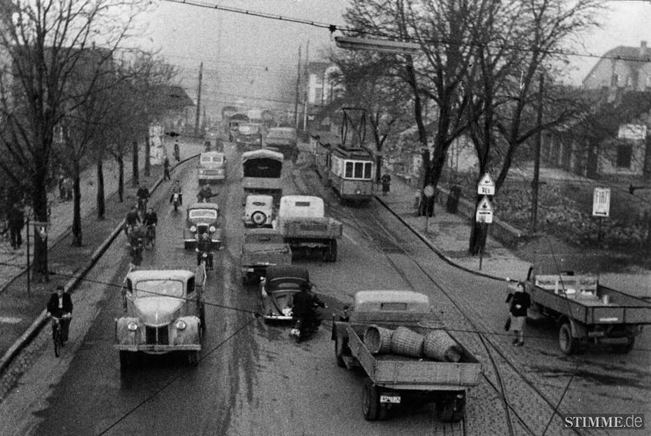 Die Spatzenschaukel am verkehrsreichen Sülmertor 1952. 
Die letzte Straßenbahn fährt am 31.03.1955.