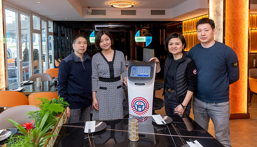 Die Betreiber des Tokio Sushi mit Roboter:  Jianchun Zhou (v.l.), Zhong Qing Quan, Xiaotong Yan und Jiangjin Mei.