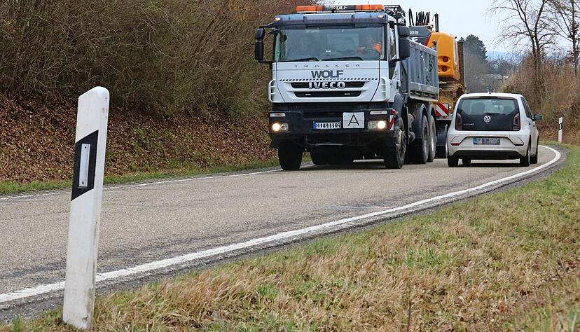 Über 3000 Fahrzeuge sind täglich auf Kreisstraße 2379 zwischen Dimbach und Schwabbach unterwegs. In schmalen Kurvenbereichen ist es besonders eng. Über 3000 Fahrzeuge sind täglich auf Kreisstraße 2379 zwischen Dimbach und Schwabbach unterwegs. In schmalen Kurvenbereichen ist es besonders eng.
