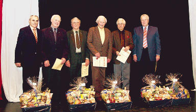 Vorsitzender Josef Fink (links) ehrte Heinz Kleinknecht, Ernst Voit, Eberhard Lang und Heinz Haberkern für 60 sowie Karl Wagenplast für 50 Jahre Mitgliedschaft. Vorsitzender Josef Fink (links) ehrte Heinz Kleinknecht, Ernst Voit, Eberhard Lang und Heinz Haberkern für 60 sowie Karl Wagenplast für 50 Jahre Mitgliedschaft.