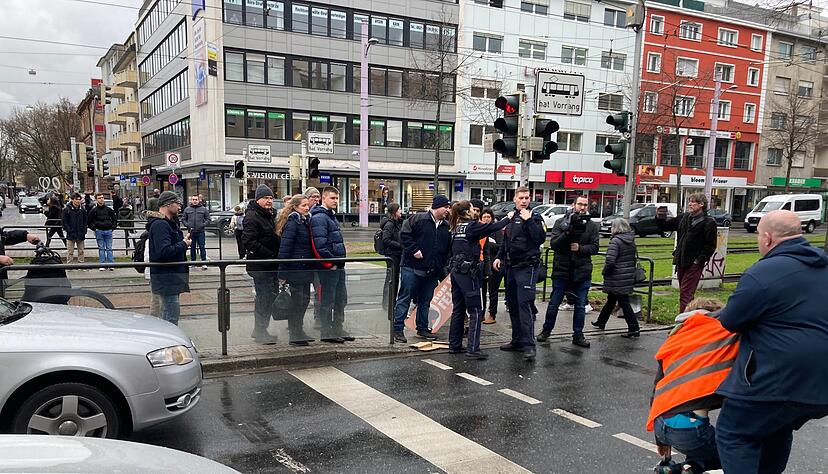 Jonathan Dicop (rechts) zieht einen Klimaaktivisten von der Straße. Sein Bruder René (links neben der Polizistin) machte gegenüber das Gleiche.
Foto: Adrian Hoffmann