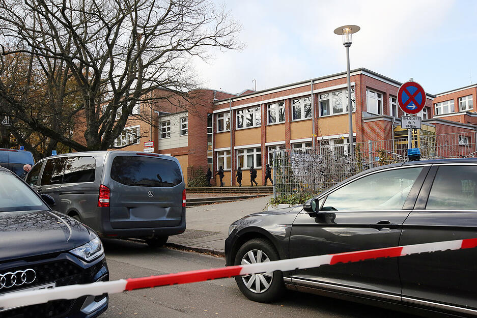 Einsatzkr&auml;fte stehen bei einer Bedrohungslage in Hamburg vor der Stadtteilschule Blankenese.