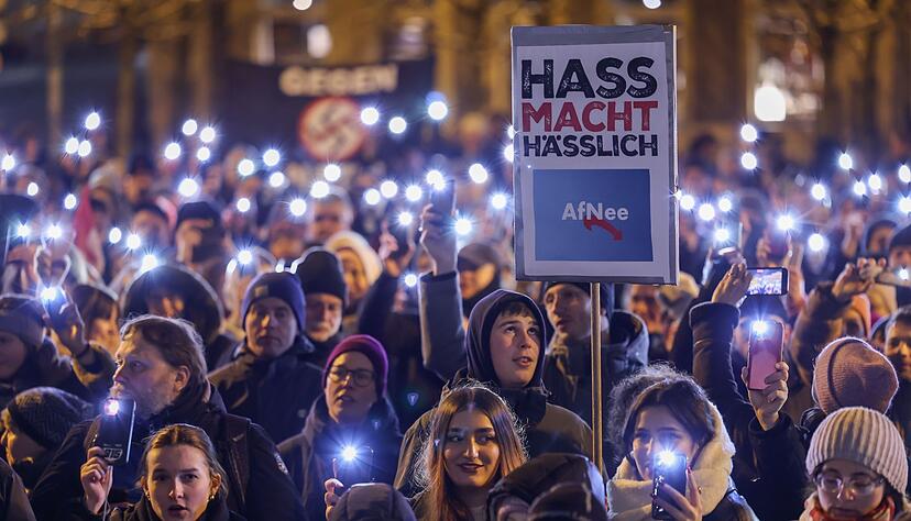 Mit Plakaten und Sprechchören haben am Dienstagabend rund 1600 Menschen auf dem Marktplatz in Schwerin gegen die AfD und Rechtsextremismus demonstriert. Mit Plakaten und Sprechchören haben am Dienstagabend rund 1600 Menschen auf dem Marktplatz in Schwerin gegen die AfD und Rechtsextremismus demonstriert.