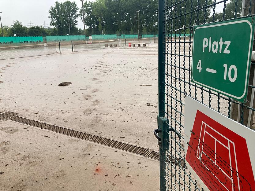 Nach Hochwasser:  Aufräumarbeiten im Happy Match in Obereisesheim