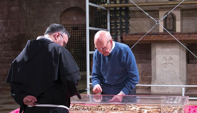 800 Jahre nach seinem Tod werden die Gebeine des Heiligen Franziskus zur Schau gestellt. Vor vielen Jahren wurden sie hier schon mal inspiziert. (Archivbild)