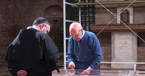 800 Jahre nach seinem Tod werden die Gebeine des Heiligen Franziskus zur Schau gestellt. Vor vielen Jahren wurden sie hier schon mal inspiziert. (Archivbild)