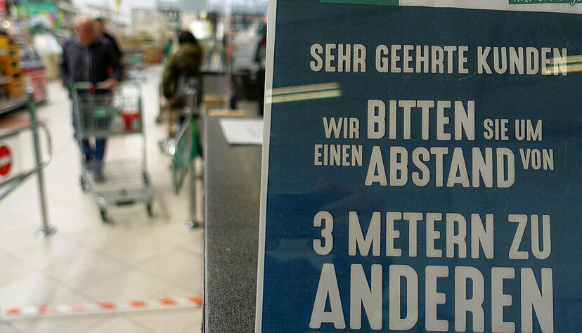 Mit Schildern werden in den Baum&auml;rkten auf die neuen Abstandsregelungen hingewiesen.

Foto: Christian Gleichauf