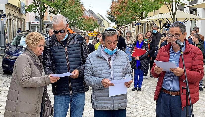 Yael Süßkind, ihr Lebensgefährte Moshe Gross, ihre Brüder Dan und Gidon Süßkind (v.l.) sprechen das "Kaddisch" ein jüdisches Gebet auf hebräisch.
Fotos: Schwarzbürger Yael Süßkind, ihr Lebensgefährte Moshe Gross, ihre Brüder Dan und Gidon Süßkind (v.l.) sprechen das "Kaddisch" ein jüdisches Gebet auf hebräisch.
Fotos: Schwarzbürger