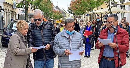 Yael Süßkind, ihr Lebensgefährte Moshe Gross, ihre Brüder Dan und Gidon Süßkind (v.l.) sprechen das "Kaddisch" ein jüdisches Gebet auf hebräisch.
Fotos: Schwarzbürger Yael Süßkind, ihr Lebensgefährte Moshe Gross, ihre Brüder Dan und Gidon Süßkind (v.l.) sprechen das "Kaddisch" ein jüdisches Gebet auf hebräisch.
Fotos: Schwarzbürger