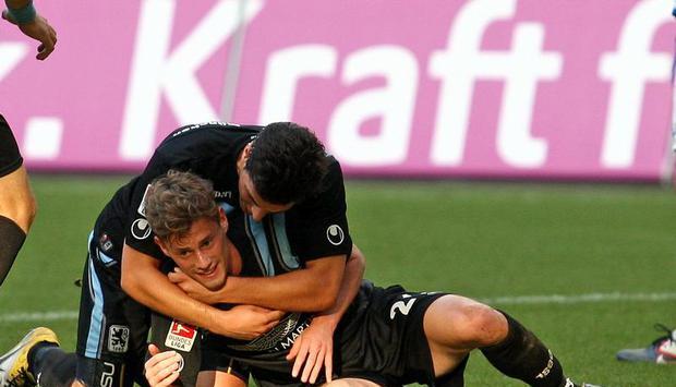 Sandro Kaiser (unten) vom TSV 1860 M&uuml;nchen muss operiert werden. Foto: Kevin Kurek