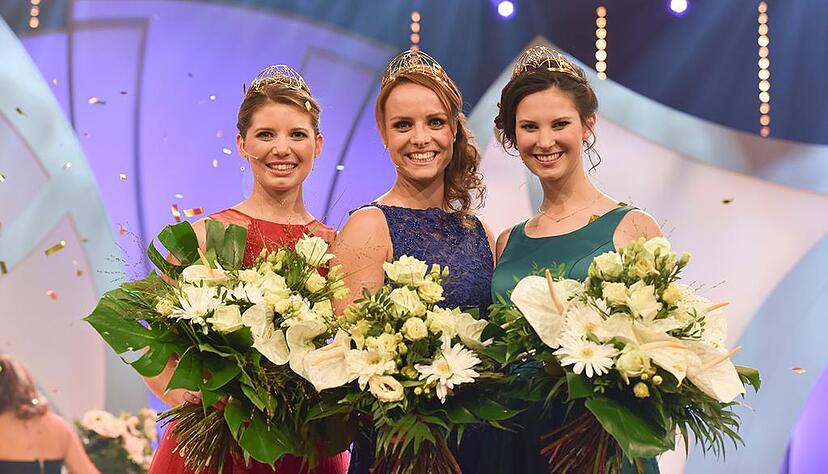 Lena Endesfelder von der Mosel (Mitte) ist neue Weink&ouml;nigin. Mara Walz (links) aus Vaihingen/Enz und Christina Schneider aus Franken d&uuml;rfen den Titel Weinprinzessin tragen. Foto: Deutsches Weininstitut