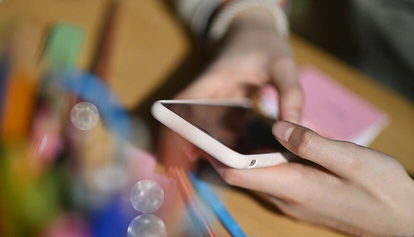 Jugendliche verbringen oft t&auml;glich mehrere Stunden mit dem Smartphone in der Hand. (Symbolbid)