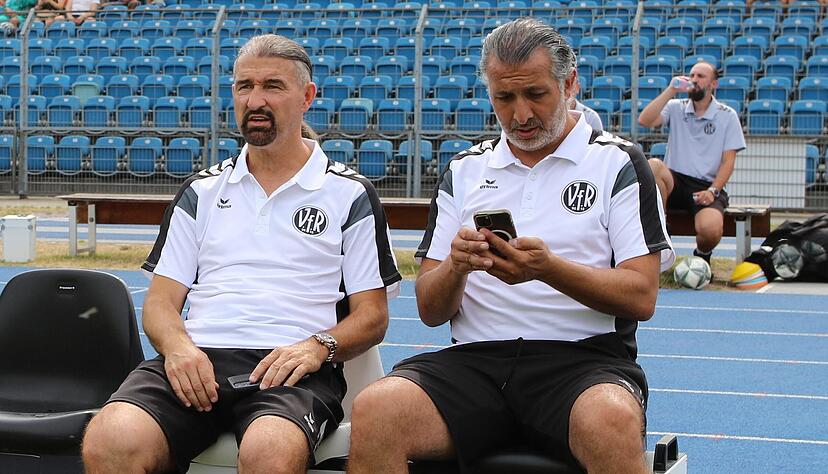 Zdenko Juric (links), Teammanager und Interimstrainer des VfR Heilbronn in Personalunion, und Klubchef Onur Celik.